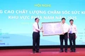 Bí thư Tỉnh ủy Hồ Quốc Dũng (bìa trái) tặng quà lưu niệm cho Hội đồng chuyên môn Bảo vệ chăm sóc sức khỏe cán bộ Trung ương miền Nam.