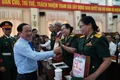 Chủ tịch UBND tỉnh Phạm Anh Tuấn tặng quà cho các Anh hùng lực lượng vũ trang nhân dân tại buổi lễ.