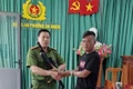 Công an phường An Nhơn vận động người dân nộp súng tự chế