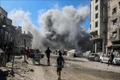 Khói bốc lên sau vụ không kích của Israel xuống thành phố Gaza, ngày 8/9/2025. Ảnh: THX/TTXVN