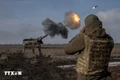 Binh sỹ Ukraine bắn lựu pháo bọc thép 2000 trong cuộc xung đột với Nga gần Bahmut, vùng Donetsk. Ảnh: Reuters/TTXVN