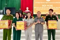 Đồng chí Châu Ngọc Tuấn-Phó Bí thư Tỉnh ủy, Trưởng Đoàn đại biểu Quốc hội tỉnh tặng quà cho Đảng ủy, HĐND, UBND, Công an xã, Đồn Biên phòng xã Ia Púch. Ảnh: Vũ Thảo