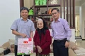 Phó Chủ tịch UBND tỉnh Nguyễn Hữu Quế (bìa trái) tặng quà cho Bà mẹ Việt Nam Anh hùng Lê Thị Thọ (ở phường Pleiku).