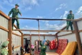 Đồn Biên phòng Ia Chía giúp người dân khắc phục hậu quả giông lốc
