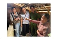 Nguyễn Thị Hồng Ân giao sợi dây chuyền cướp được cất giấu tại nhà cho Công an xã Ân Tường.