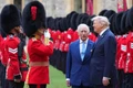 Tổng thống Trump cùng Vua Charles duyệt đội binh lính. Ảnh: Reuters