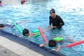 Trao giấy chứng nhận hoàn thành khóa bơi cơ bản cho 53 em thiếu nhi khó khăn