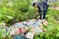 Hàng loạt bánh kẹo, đồ chơi có nhãn mác lạ bị đổ chất đống dọc đường Trường Sa