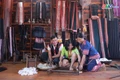 Du khách trải nghiệm không gian trưng bày nghề dệt thổ cẩm tại nhà rông làng Kép 1