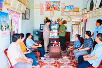 Trao 80 triệu đồng hỗ trợ sửa chữa nhà cho gia đình thương binh tại xã Ia Hiao