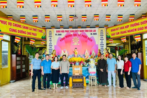 Lãnh đạo thị xã Ayun Pa thăm, chúc mừng các cơ sở Phật giáo nhân Đại lễ Phật đản