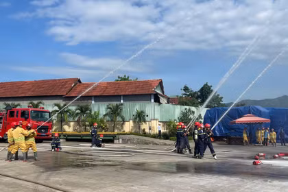 Thực tập phương án chữa cháy, cứu nạn tại Xí nghiệp Thắng Lợi