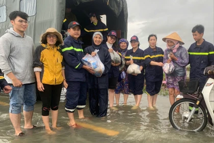 Các đơn vị tiếp tục hỗ trợ cho người dân vùng lũ.