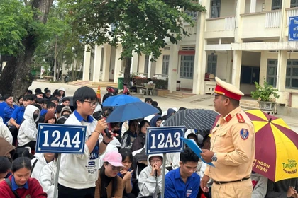 Công an tỉnh phối hợp với Công an xã Tuy Phước Bắc tổ chức buổi tuyên truyền an toàn giao thông và phòng chống ma túy tại Trường THPT số 2 Tuy Phước ngày 17-1.