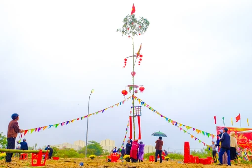 Mỗi cây nêu dựng lên không chỉ góp thêm sắc xuân, mà còn mang ý nghĩa bảo tồn nét đẹp văn hóa cổ truyền của dân tộc. Ảnh: Ngọc Nhuận