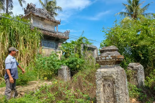 Ông Nguyễn Hữu Thục kể lại ký ức về ngôi đình An Lương khi còn nguyên vẹn trước khi bị thiên tai tàn phá. Ảnh: Ngọc Nhuận