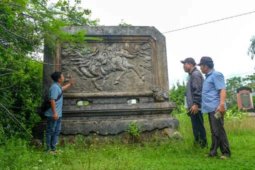 Tấm bình phong cổ - dấu tích xưa còn lại tại Văn miếu Bình Định. Ảnh: Ngọc Nhuận