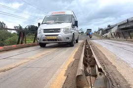 Nguy cơ tai nạn giao thông từ cầu tạm trên quốc lộ 25 