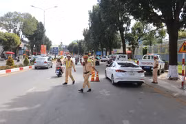 Lực lượng Cảnh sát Giao thông Công an tỉnh Gia Lai ghi nhận ý thức chấp hành quy định về nồng độ cồn rất cao của người dân tại các phường trung tâm trong buổi sáng mùng 1 Tết Bính Ngọ.