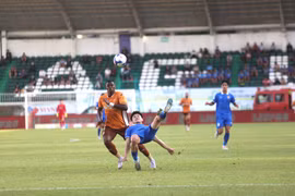 Hoàng Anh Gia Lai đánh rơi chiến thắng trong trận cầu đặc biệt của mùa giải