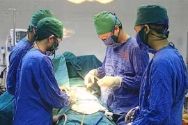 Các bác sĩ thực hiện ca phẫu thuật lấy dị vật cho bệnh nhân. Ảnh: Bệnh viện cung cấp
