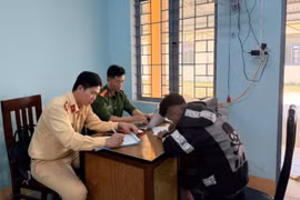Xử lý thanh niên “bốc đầu” xe máy trên đường Trường Sơn Đông