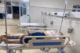 Đứng xem vá lốp, người phụ nữ bị xe máy tông gây chấn thương sọ não