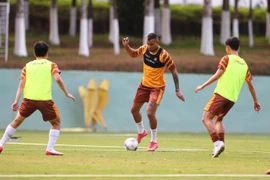 Hoàng Anh Gia Lai làm thủ tục nhập tịch trung vệ người Brazil. 