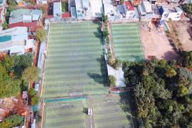 Đìu hiu sân cỏ nhân tạo ở phố núi.