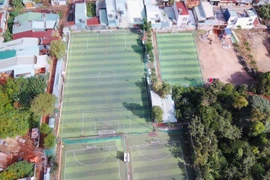 Đìu hiu sân cỏ nhân tạo ở phố núi.