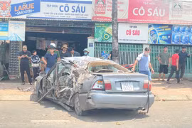 Xe ô tô tự tông vào lề đường, 3 người bị thương nặng