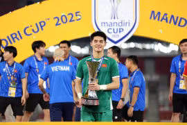 Chủ tịch UBND tỉnh Phạm Anh Tuấn tặng bằng khen cho 2 cầu thủ Hoàng Anh Gia Lai