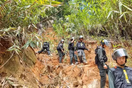 Công an đột kích bãi vàng giữa rừng Đak Sơ Mei