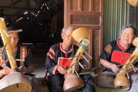 Đội trình diễn nhạc cụ dân tộc đàn Đinh Goong gồm 3 nghệ nhân Rơ Ô Bhung, Ksor Kruik và Rơ Chăm Kuh đang tập luyện chuẩn bị cho Ngày hội. Ảnh: Quang Ngọc