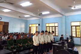 Bị xịt hơi cay, 5 đối tượng cầm dao đi chém người