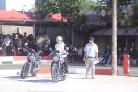 Hơn 140 thí sinh tham gia sát hạch GPLX hạng A. 