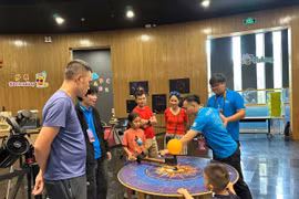 Phụ huynh, học sinh tham gia Tuần lễ Thiên văn cộng đồng quốc tế 2025 trải nghiệm các hoạt động STEM đầy bổ ích, lý thú. Ảnh: T.LỢI