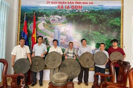 Bộ chiêng 19 món đã được anh Hiếu tặng cho xã Ia Dom. 