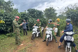 Công an xã Ia Hrung triển khai tuần tra khép kín địa bàn tại các khu vực có diện tích cà phê. Ảnh: Văn Tiến