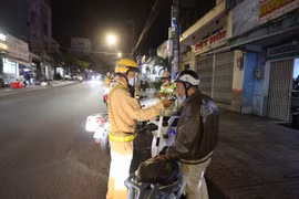 Lực lượng CSGT kiểm tra nồng độ cồn với những người điều khiển phương tiện có dấu hiệu sử dụng rượu bia