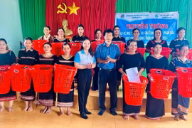 Hội LHPN huyện Ia Grai phối hợp với phòng Nông nghiệp và Môi trường tặng giỏ đựng rác cho các hội viên phụ nữ xã Ia Pếch