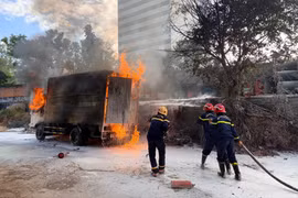 Kịp thời dập tắt vụ cháy xe tải trong cây xăng ở đường Lê Duẩn