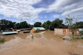 Hàng trăm hộ dân tại phường Ayun Pa chìm trong biển nước.