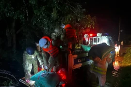 Lực lượng Công an sơ tán tài sản cho người dân 