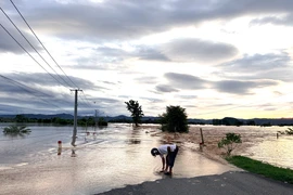 Nước lũ chia cắt đường Trường Sơn Đông tại phường Ayun Pa. Ảnh: Văn Ngọc