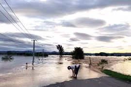 Nước lũ chia cắt đường Trường Sơn Đông tại phường Ayun Pa. Ảnh: Văn Ngọc