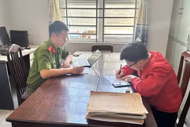 Công an phường Hội Phú làm việc với quản lý của quán karaoke Fly Galaxy. Ảnh: ĐVCC