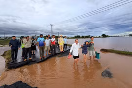 Người dân đã có thể qua lại cầu Quý Đức sau khi nước lũ rút