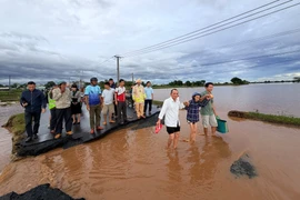 Người dân đã có thể qua lại cầu Quý Đức sau khi nước lũ rút