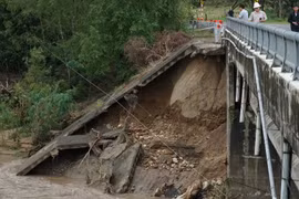 Cầu Ia Tré bị sạt lở nghiêm trọng